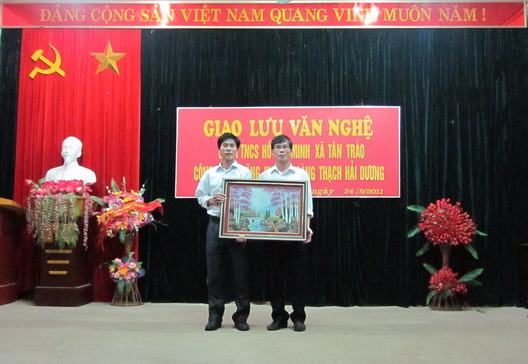 Đ/c Nguyễn Hữu Thái tặng quà lưu niệm cho ĐTN xã Tân Trào